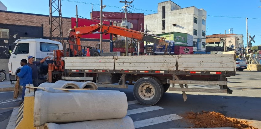 Prefeitura de BP inicia obras de drenagem na área externa da Rodoviária e interdita passagem de nível